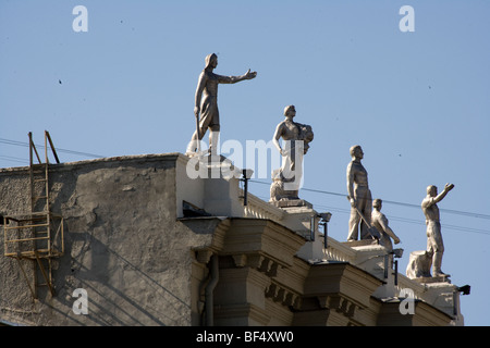 Sowjetische Statuen auf dem Dach des Rathauses, Jekaterinburg, Ural, Russland Stockfoto