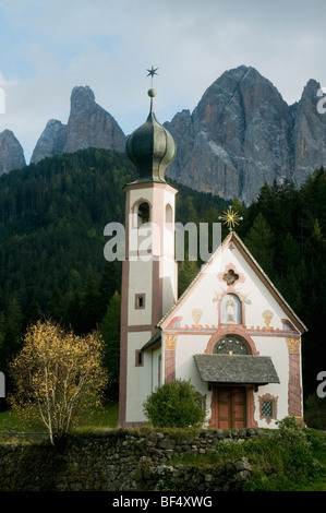Kirche von St. Johann in Ranui, Val di Funes, Geisler Bergen im Hintergrund, Dolomiten, Trentino-Südtirol, Norditalien Stockfoto