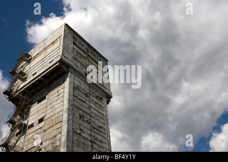 Imposante Industrie Tower Struktur der Fabrik, Russland Stockfoto