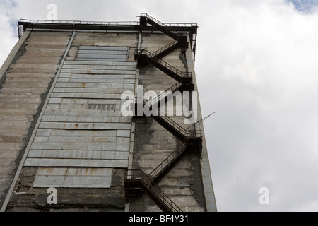 Industrie Tower Struktur der Fabrik mit Notausgang Treppe, Russland Stockfoto