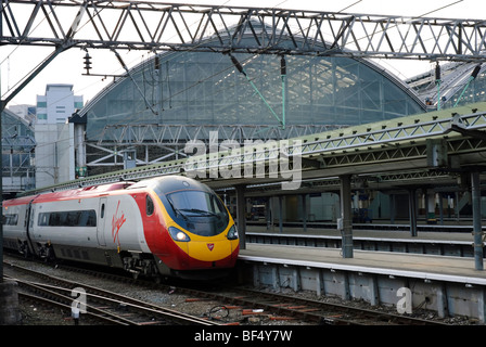 Intercity Express Zug an einer Station. Virgin Trains Pendolino Express am Bahnhof Manchester Piccadilly. Schnellzug. Elektrische Energie. Eisenbahn. Stockfoto