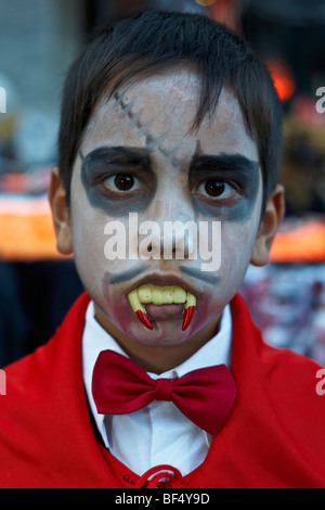 Kleiner Junge gebildet als Dracula in einem Halloween-festival Stockfoto