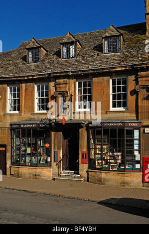 Postamt in einem Geschäft, einem typischen Haus für die Cotswolds, High Street, um 1700, Chipping Campden, Gloucestershire, England, Stockfoto