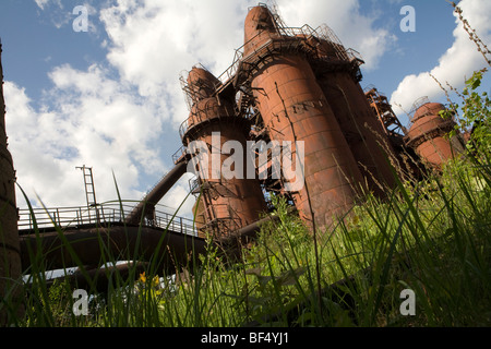 Rost Türme mit Treppen auf Bewachsenem verlassenen Industriegelände, Low Angle View, Tagil, Russland Stockfoto