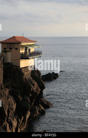 außerhalb Restaurant hoch über dem Atlantik auf Klippe in Ponta Sol, Madeira, Portugal, Europa. Foto: Willy Matheisl Stockfoto