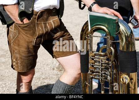 Mann in traditioneller Lederhose Lederhose stützte sich auf eine Tuba, Blaskapelle, St. Wolfgang, Salzkammergut Region, Oberösterreich, A Stockfoto