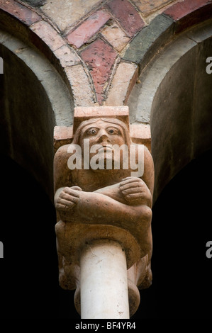 Bunte Torbogen Dekorationen in Kloster, Kirche von Santo Stefano, Bologna, Italien Stockfoto