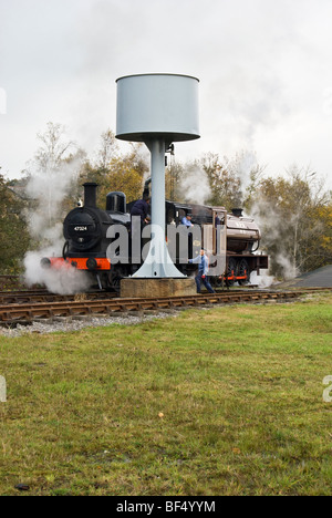 Vintage Dampfzug Lancashire Fusilier Nachfüllen am Wasserturm Rawtenstall Bahnhof Rossendale lancashire Stockfoto