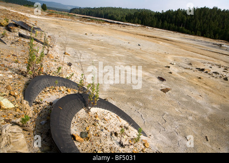 Reifen gedumpten Industriemüll auf kargen verschmutzten Bodens, Karabash, Ural, Russland Stockfoto