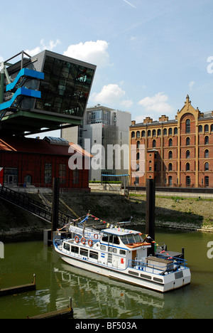 Ausflugsschiff vor dem Hafen Veranstaltungszentrum und Alte Mälzerei, Architektur am Handelshafen, Medienhafen, Rheinhafen, Stockfoto