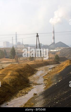 Fluss verunreinigt durch giftige chemische Abfälle in der Nähe von Fabriken, Karabash, Ural, Rußland entladen Stockfoto