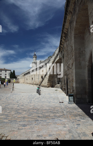 Blick auf die Wände im Inneren die mittelalterliche befestigte Stadt Aigues Mortes Camargue-Frankreich Stockfoto