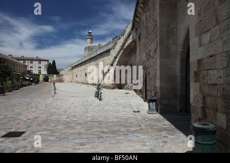 Blick auf die Wände im Inneren die mittelalterliche befestigte Stadt Aigues Mortes Camargue-Frankreich Stockfoto