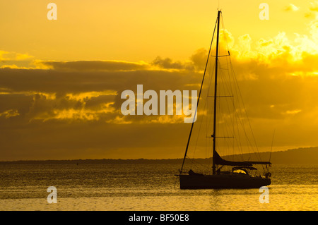 Das idyllische Yachting-Leben: eine Luxusyacht verankert, bei einem herrlichen Sonnenuntergang. Stockfoto