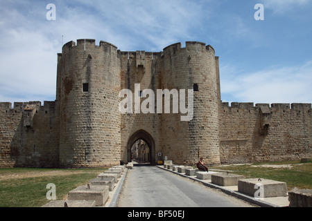 Eingang in die mittelalterliche befestigte Stadt Aigues Mortes Camargue-Frankreich Stockfoto