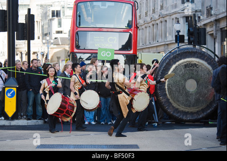 Feierliche Eröffnung der Diagonale Fußgängerüberweg am Oxford Circus, London Stockfoto