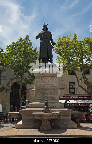 Die Statue von Saint Louis in die mittelalterliche ummauerte Stadt Aigue Mortes, Camargue-Gebiet von Frankreich Stockfoto