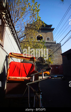 Eine Rikscha geparkt in einem Hutong in der Nähe von Bell Tower, Peking, China Stockfoto