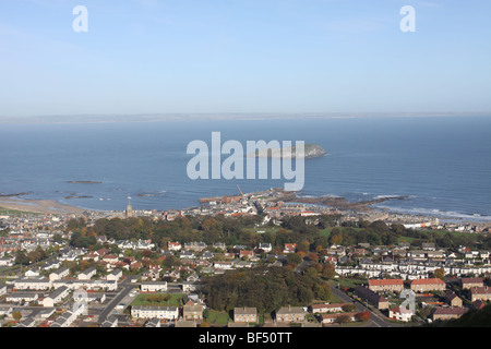 Ansicht von North Berwick vom Gipfel des North Berwick, East Lothian, Schottland Oktober 2009 Stockfoto