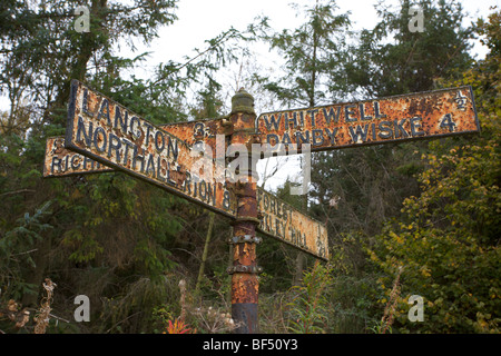 sehr alte rostige Schild noch gebräuchlich in North Yorkshire, Großbritannien Stockfoto