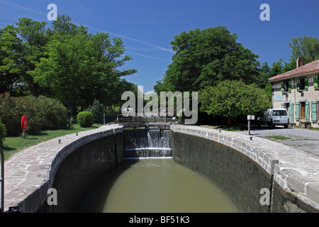 Sperre auf dem Canal Du Midi in der Nähe von Carcassonne Frankreich Stockfoto