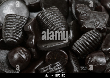 typische holländische Lakritz-Bonbons-Hintergrund Stockfoto