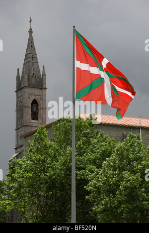 Kirche in Mundaka, Bizkaia und die baskische Fahne Stockfoto