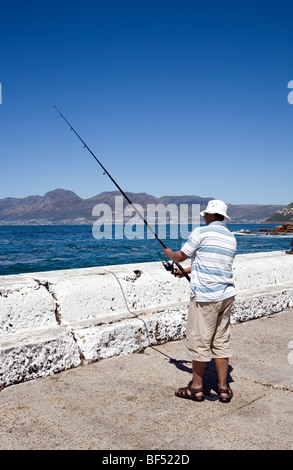 Angeln an der Pier in Kalk Bay - Kapstadt Stockfoto