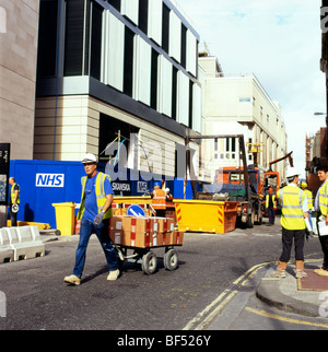 Arbeiter auf den NHS St. Barts Neubau Krankenhaus Standort London England UK KATHY DEWITT Stockfoto