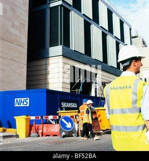 Sanska Arbeitnehmer stehen auf dem NHS in S. Barts neue Krankenhaus Baustelle in der Nähe von Little Britain in London, England, UK KATHY DEWITT Stockfoto