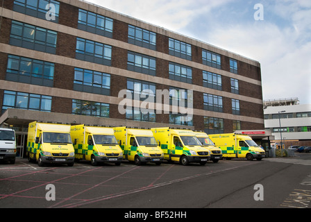 Unfall- und Notfall Eingang des Krankenhaus der Königin-Alexander mit mehreren Ambulanzen warten Stockfoto