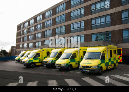 Unfall- und Notfall Eingang des Krankenhaus der Königin-Alexander mit mehreren Ambulanzen warten Stockfoto