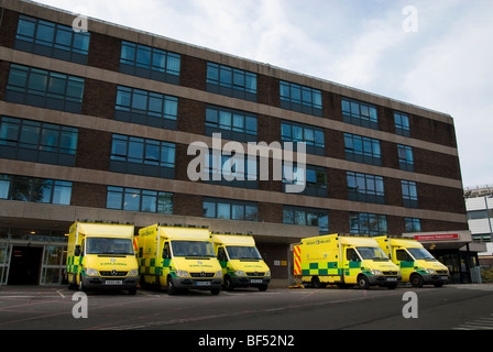 Unfall- und Notfall Eingang des Krankenhaus der Königin-Alexander mit mehreren Ambulanzen warten Stockfoto