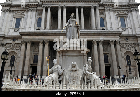 Statue von Königin Anne, 1665-1714, vor St. Pauls Cathedral, St. Paul Kirchhof, London, England, Vereinigtes Königreich, Euro Stockfoto