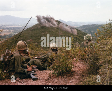 Die Blues leichte Infanterie Uhren wie ein Streik sein Ziel zu treffen. B-Truppe, 1. Staffel, 9. Kavallerie während des Vietnam-Krieges im Jahr 1967. Stockfoto