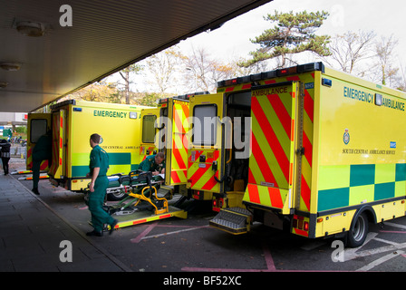 Unfall- und Notfall Eingang des Krankenhaus der Königin-Alexander mit mehreren Ambulanzen warten Stockfoto