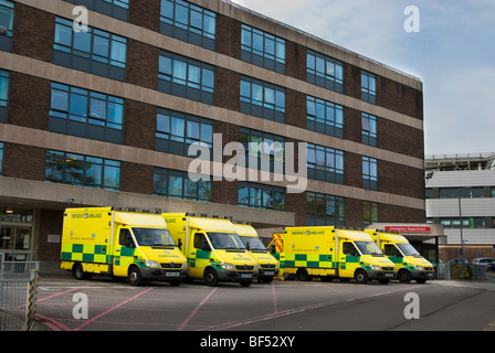 Unfall- und Notfall Eingang des Krankenhaus der Königin-Alexander mit mehreren Ambulanzen warten Stockfoto