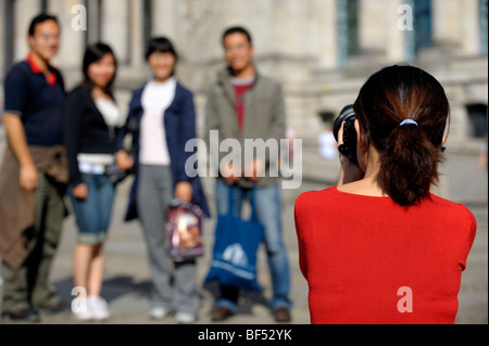 Asiatischen Fotografen Fotografieren einer Gruppe von Touristen, Berlin, Deutschland, Europa Stockfoto