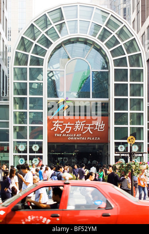 Eingang des Oriental Plaza, Wangfujing, Peking, China Stockfoto