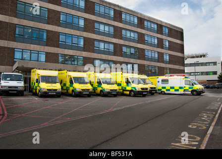 Unfall- und Notfall Eingang des Krankenhaus der Königin-Alexander mit mehreren Ambulanzen warten Stockfoto