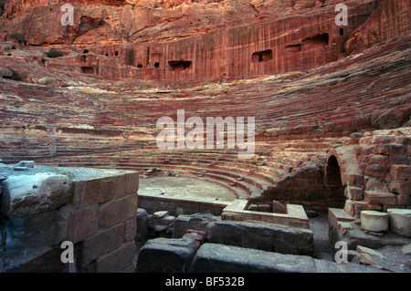 Das große Theater, Petra, Jordanien. In der Mitte einer Nekropole von den Nabatäern zwischen 4BC und AD 27 geschnitzt. Stockfoto