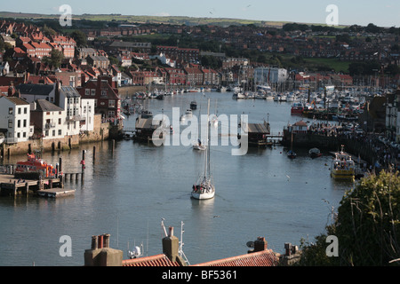 Drehbrücke über den Fluß Esk Whitby North Yorkshire England Stockfoto