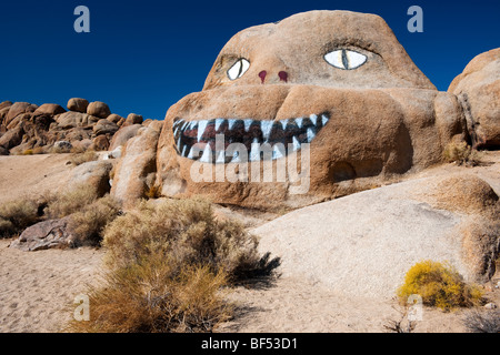 Eine gemalte "rock-Monster" in der Nähe von kalifornischen Alabama Hills. Stockfoto