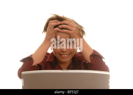 Junge, 16, hinter einen Laptop verzweifelt an seinen Haaren reißen Stockfoto
