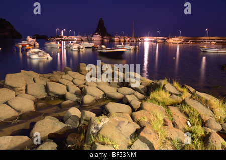 Der kleine Hafen von Acitrezza mit den typischen Stacks, Aci Trezza, Sizilien, Italien Stockfoto