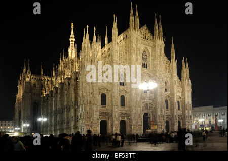 Foto von il Duomo in Mailand Italien, in der Nacht zeigt die nie endenden Strom von Menschen um ihn herum Stockfoto