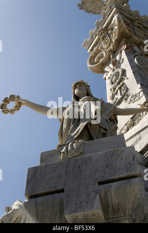 Monumento ein Los Bomberos, das Denkmal für die Feuerwehrleute in der Nekropole, Havanna, Kuba Stockfoto