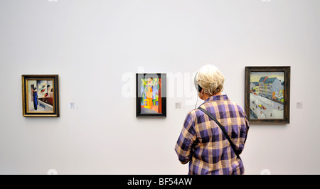 Besucher betrachtet Gemälde, Frieder Burda Museum, Sonderausstellung, Der Blaue Reiter, der blaue Reiter, Baden-Baden, Baden-Wuertt Stockfoto