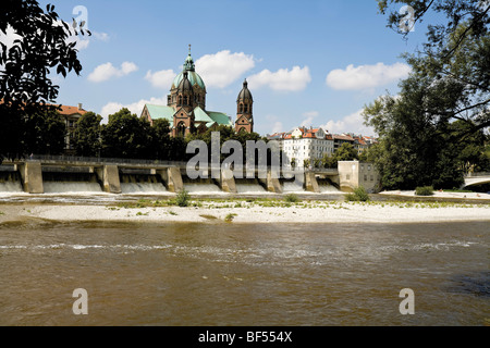 Weir Bridge, Isarauen, St. Lukas Kirche, München, Bayern, Deutschland, Europa Stockfoto