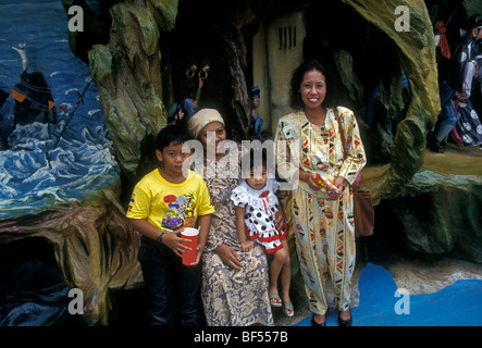 Singaporean Familie, Mutter und Kinder, Tiger Balm Gardens, Theme Park, ehemals Haw Par Villa, Singapur, Südostasien, Asien Stockfoto